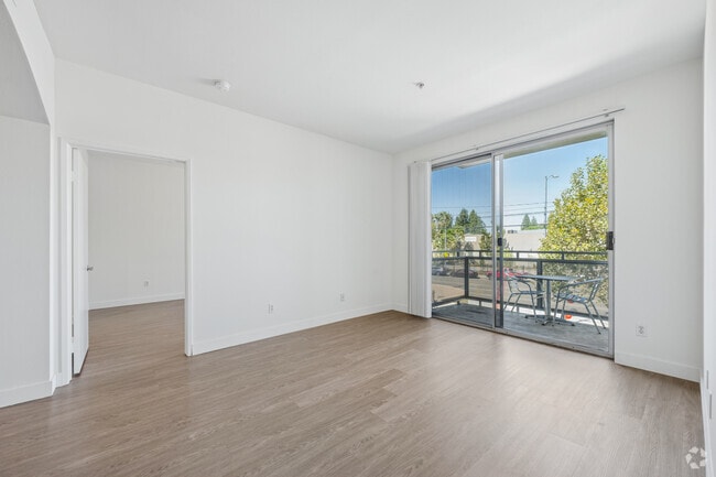 2 habitaciones, 2 baños - 1090 pies cuadrados - Sala de estar - Northpoint Apartments at CSUN
