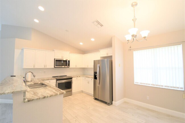 Building Photo - ** QUEENS PARK AT KINGS LAKE ** 3 BED / 2 ...