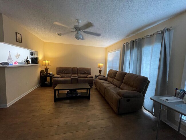 Building Photo - 106 N Spring View Dr