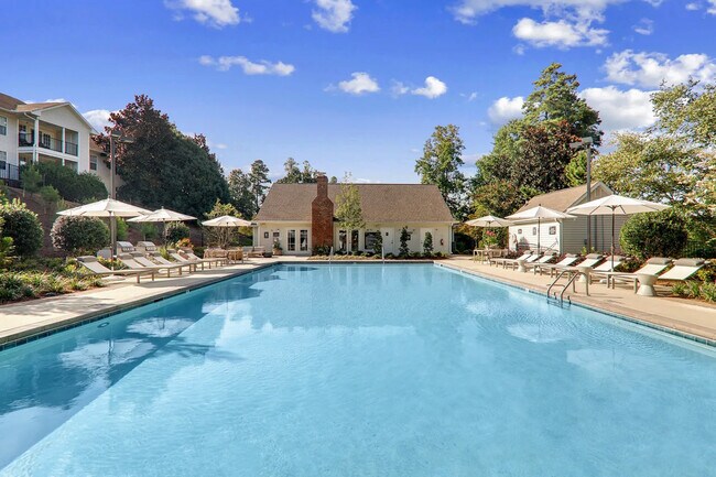 Piscina estilo resort con zona para tomar el sol. - Caveness Farms