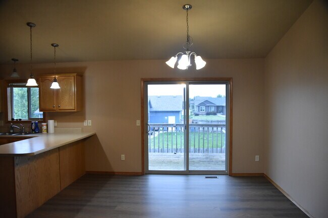 Foto del edificio - 8102 S Hughes Ave