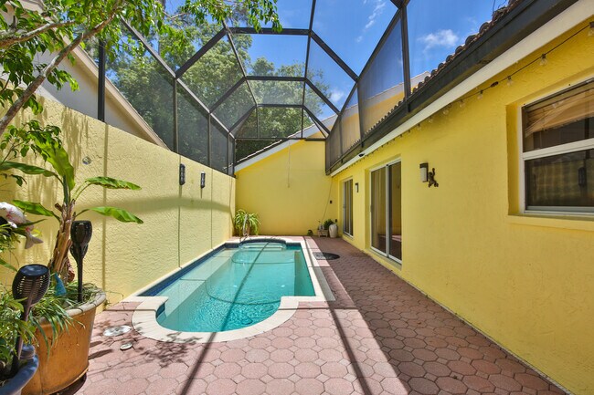 Área de piscina/patio con mosquitero - 4700 Tivoli Ave