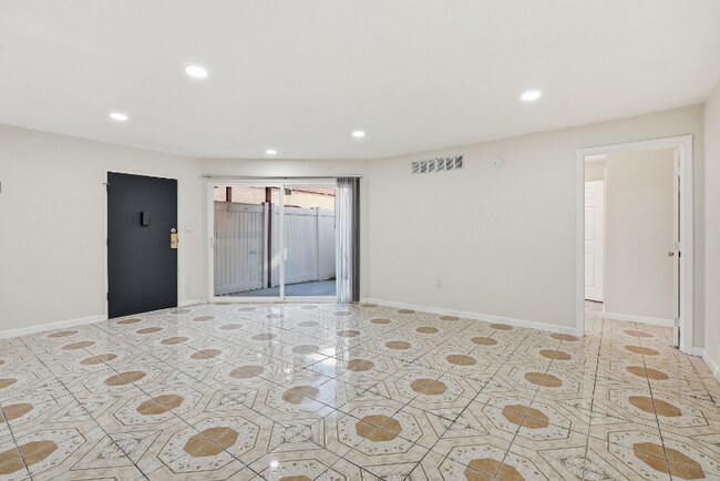 Foto del edificio - 7924 Woodman Ave