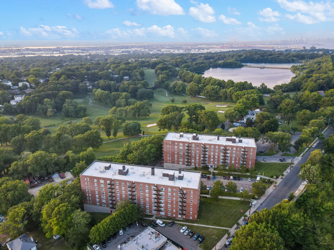 Primary Photo - Silver Lake Apartments