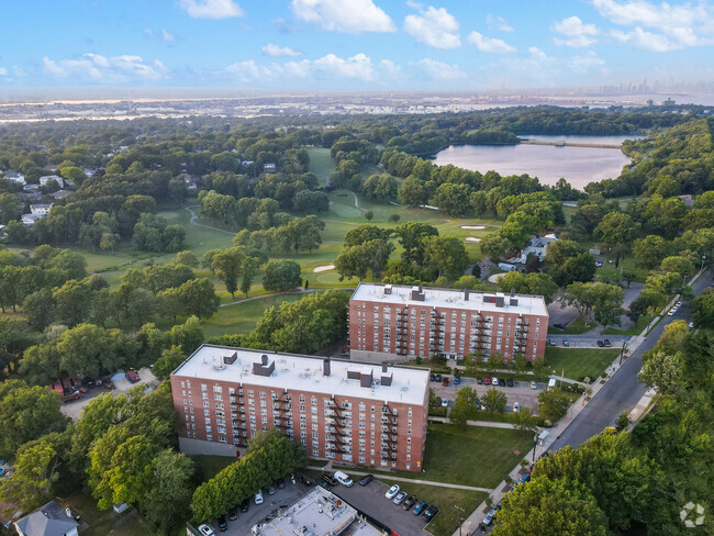 Building Photo - Silver Lake Apartments