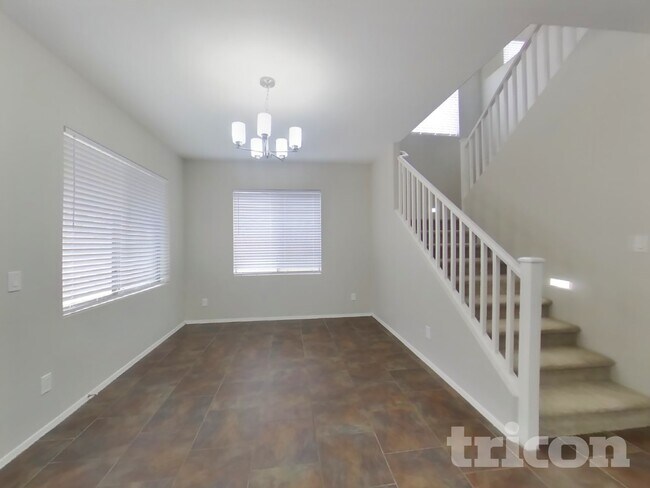 Building Photo - 4930 E Del Rio Dr