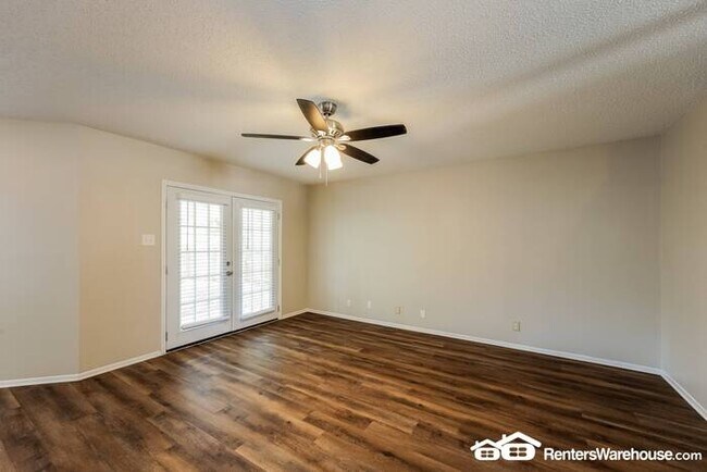 Building Photo - Large Two Storu 3 bedroom / 2.5 bathroom i...