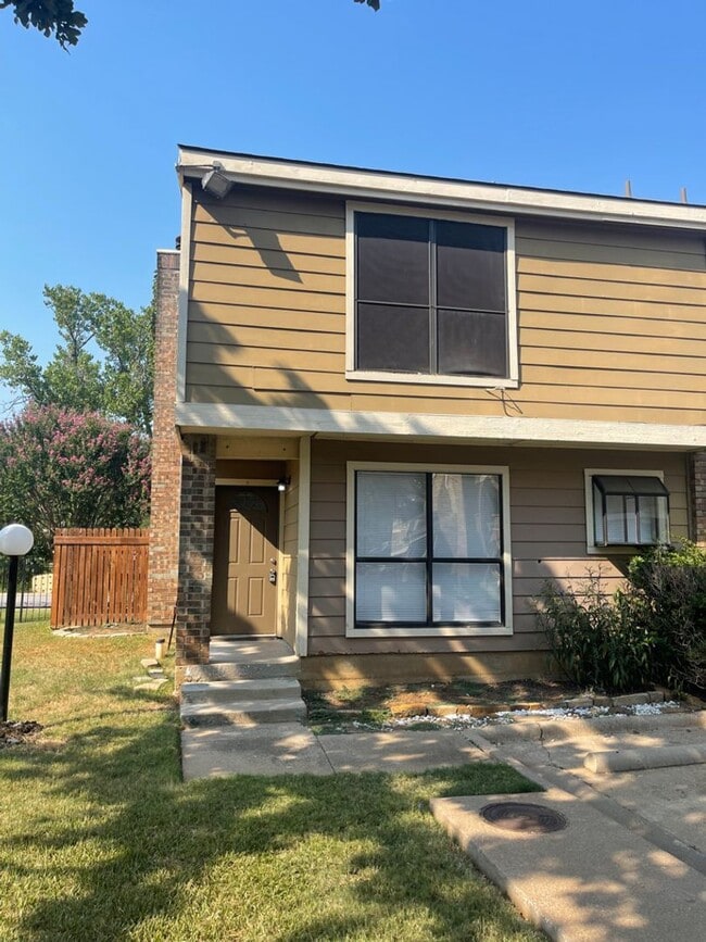 Building Photo - 2128 Park Willow Ln
