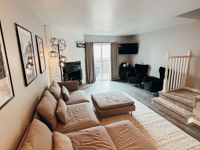 Foto del edificio - 3 Bedroom Townhome in Aurora