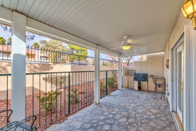 Foto del edificio - 5920 Greenery View Ln