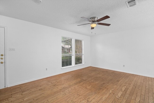 Building Photo - 1015 E Yager Ln