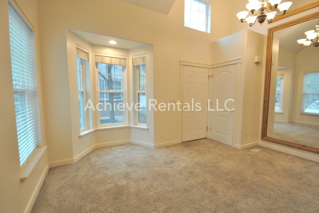 Building Photo - Charming End-Unit Townhome | Prime Location Near Parks, Shops & Dining