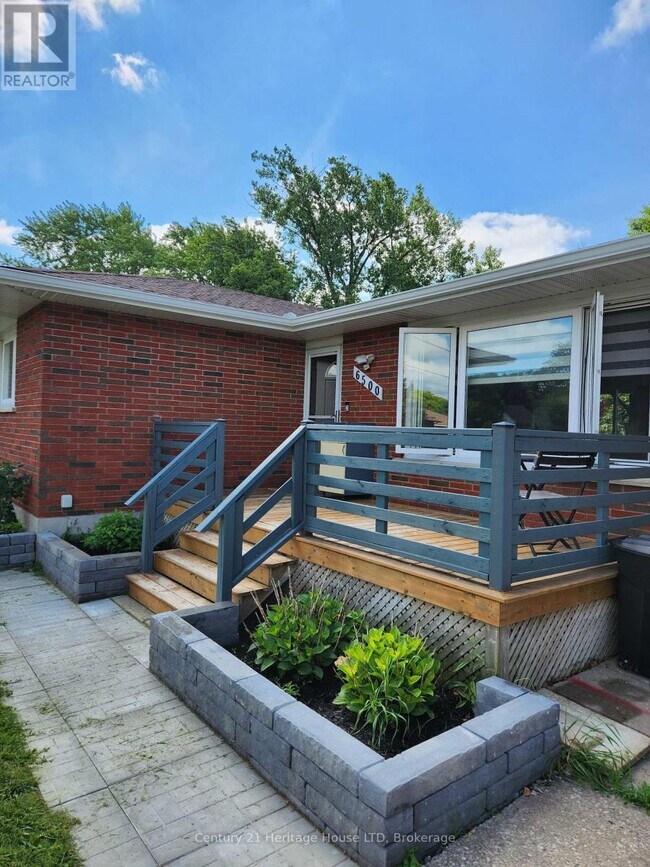 Photo du bâtiment - 6500 Hawkins St