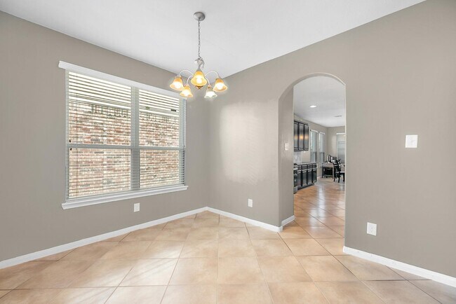 Building Photo - 1302 S Maple Dr