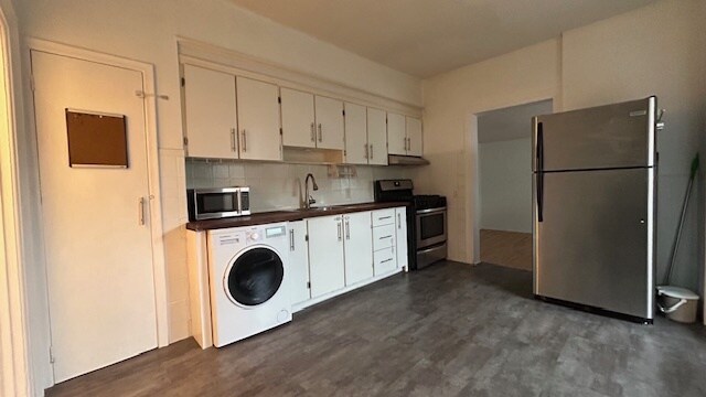 Photo du bâtiment - 2 Bedroom Main Floor at Queen St. W and Brock