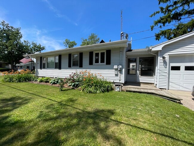 Building Photo - 1704 pixley avenue