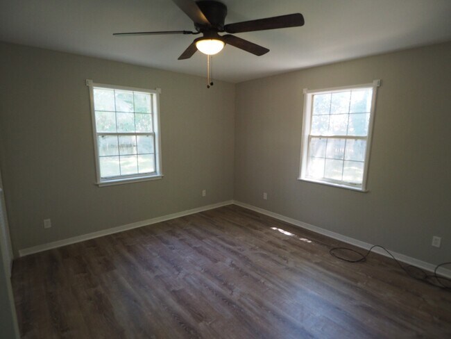 Building Photo - Four Bedroom House in Foley!