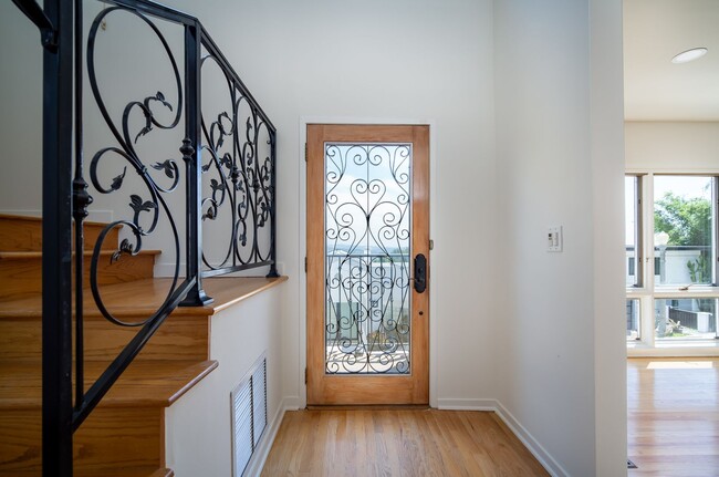 Foto del edificio - Beautiful 4-bedroom, 4 bath unit in the desirable Los Feliz