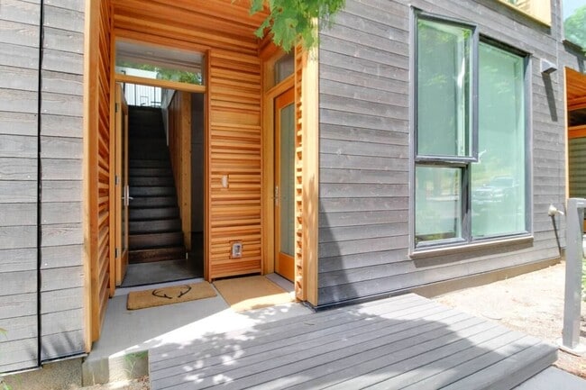 Building Photo - Partially Furnished Studio Apartment - Between Downtown Bend and Old Mill!