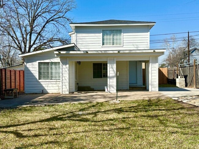 Building Photo - 3024 E 12th St