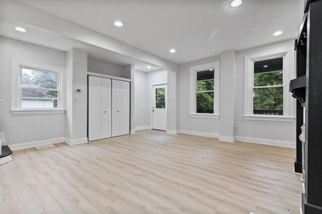 Foto del edificio - 392 Calderwood Ave