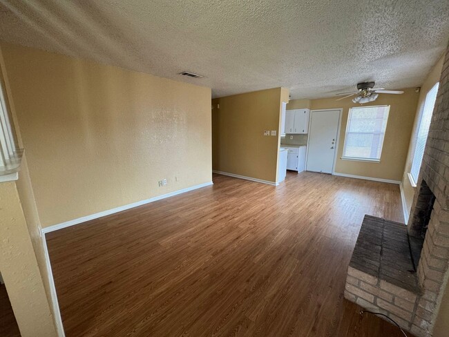 Building Photo - 2208 Hunt Dr