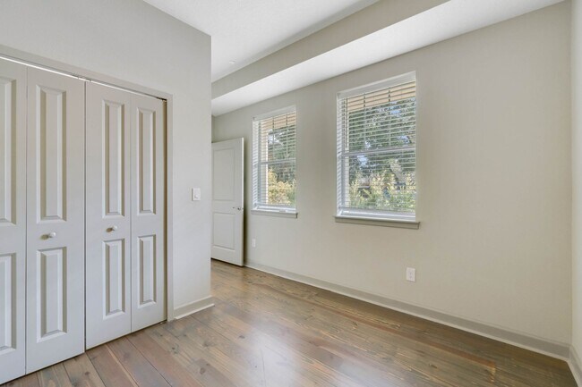 Building Photo - Amazing 4/4.5 End Unit Townhome in Colonia...