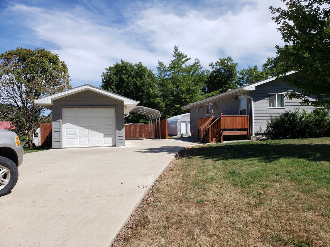 Nice Home !! - 422 S 13th St