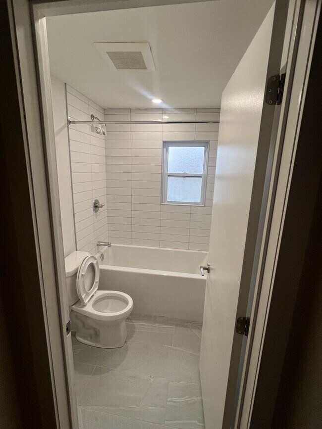 Building Photo - 1482A Morisset Av