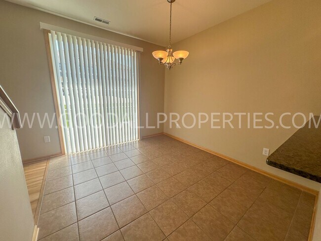Foto del edificio - 3 Bedroom 2 1/2 Bath end unit townhome near Jordan Creek!