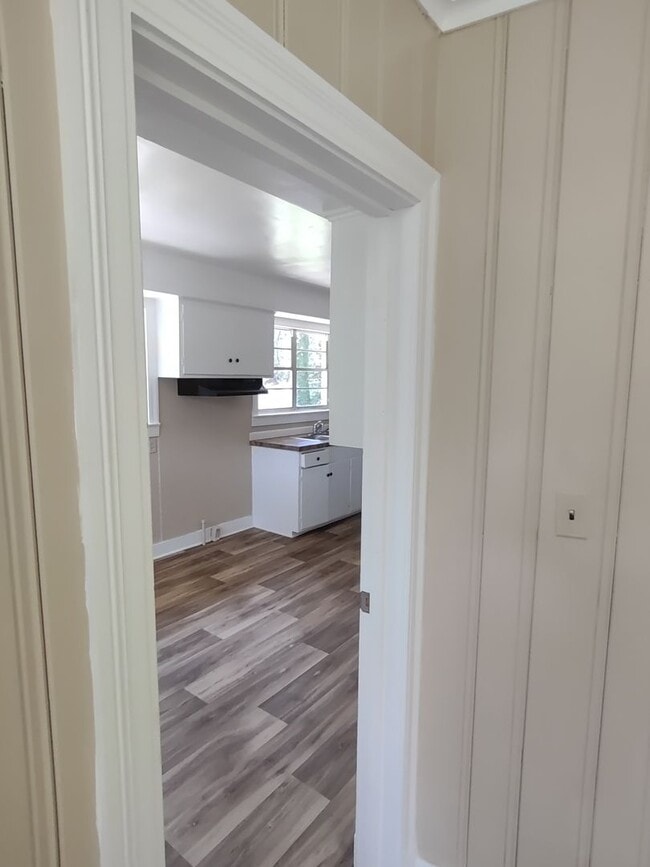 Building Photo - MOVE IN SPECIAL!**** 1/2 OF 1ST MONTH RENT...