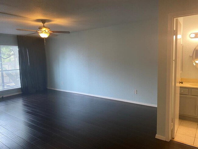 Building Photo - 6202 Skyline Dr