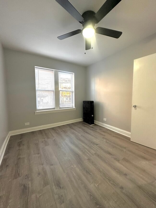 Building Photo - 4031 N Kenmore Ave