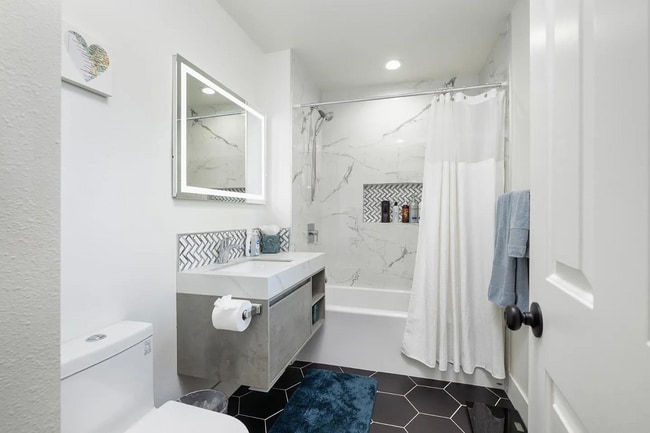 Building Photo - 1326