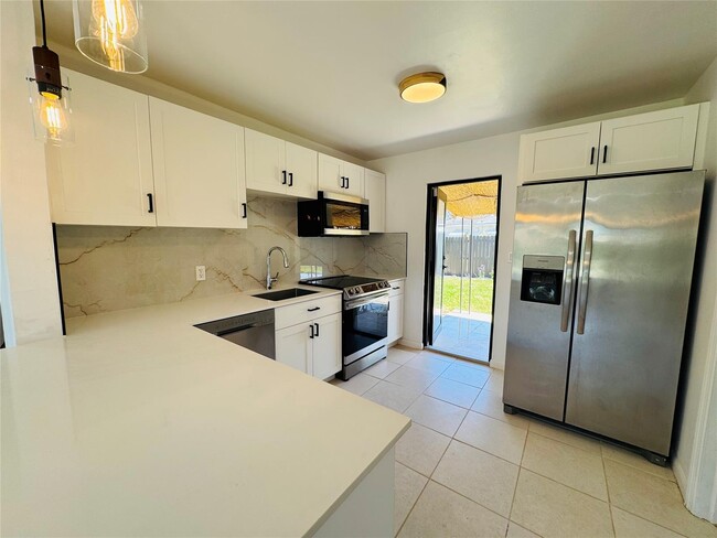 Building Photo - 1472 NE 30th Ct