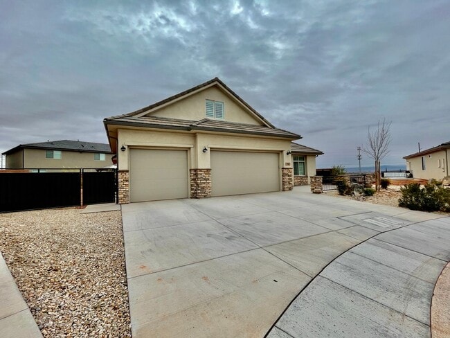 Building Photo - 3-BR + Den with RV Parking in Perry Landing