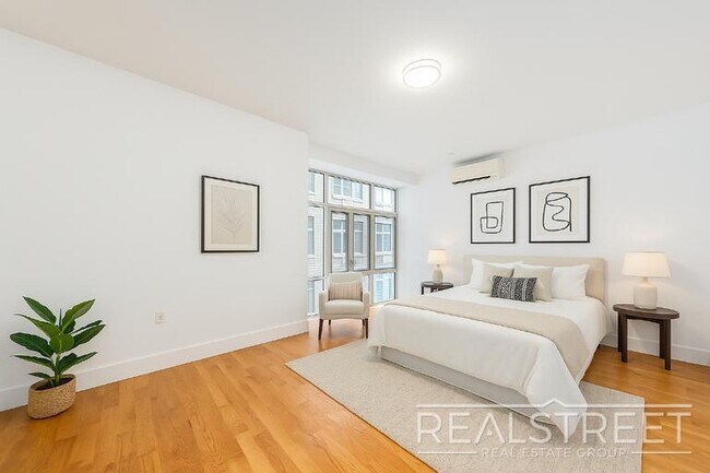 Foto del edificio - LUXURY LOFT in Queens!