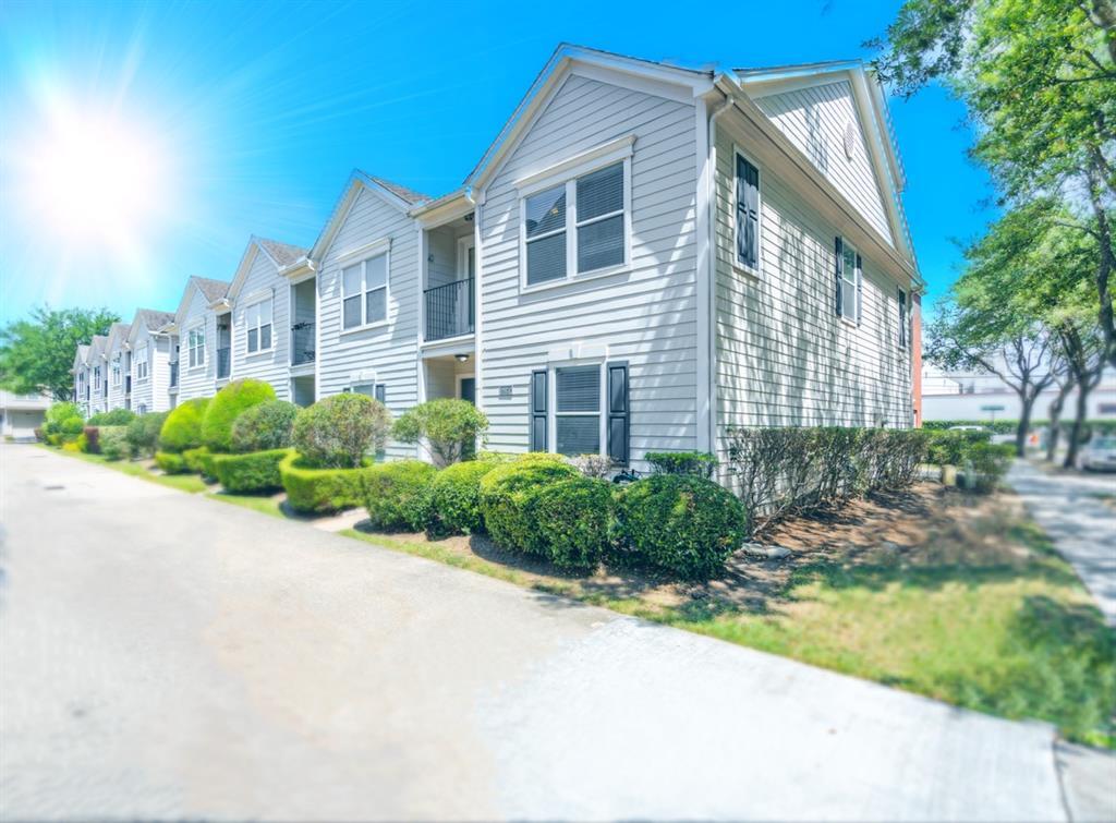 915 E Heights Hollow Ln, Houston, TX 77007 Condo for Rent in Houston