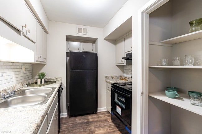 Building Photo - 2600 Embarcadero Dr