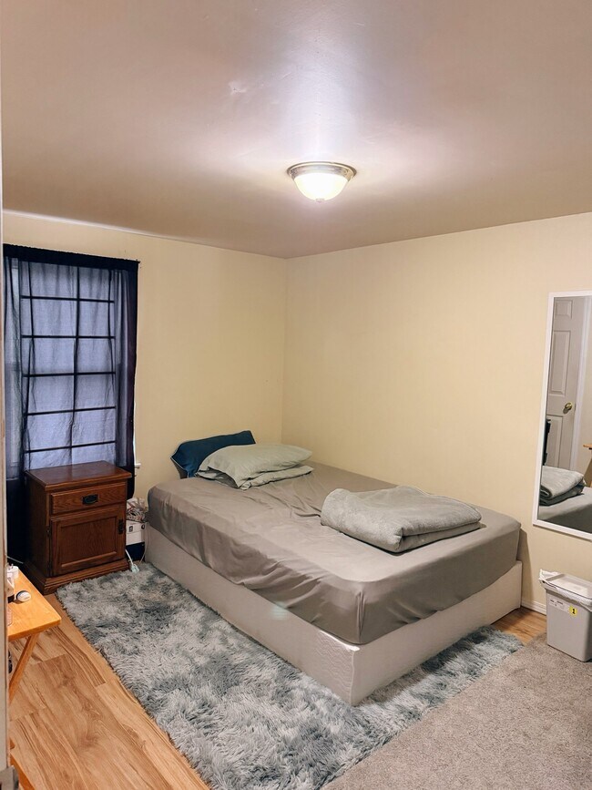 Grande chambre à coucher à l'avant - 877 Marion Av
