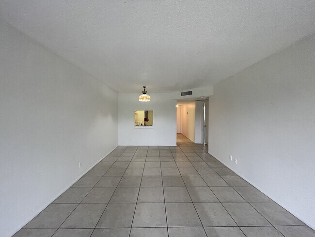 Building Photo - 8000 S Colony Cir
