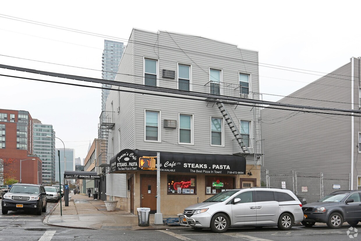 Foto principal - 4618 Vernon Blvd