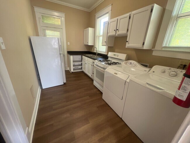 Foto del edificio - 1860/1862 Court Avenue