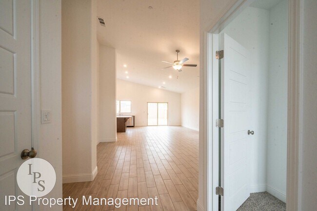 Foto del edificio - 4 br, 2 bath House - 352 N Millard Ave,