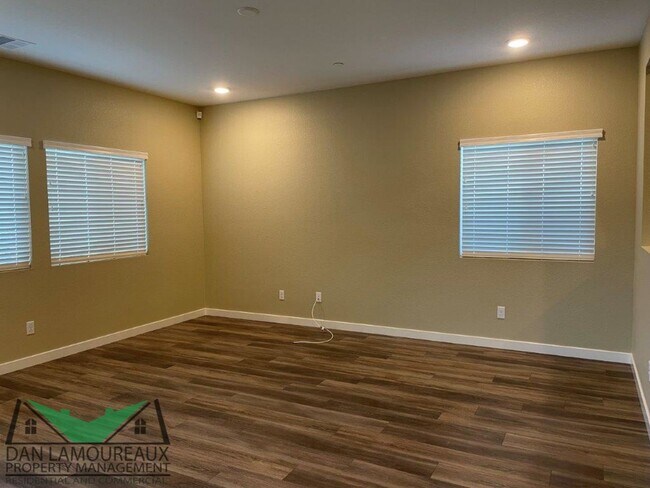 Foto del edificio - Save on electricty with this Solar Home in...