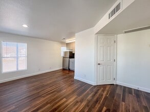 Building Photo - 317 N 17th Dr