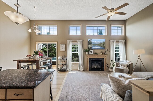 Foto del edificio - Spacious 3-Bedroom Townhome in Prime Savage/Prior Lake Location