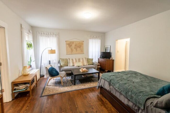 Building Photo - 1 bedroom in CHICAGO IL 60626
