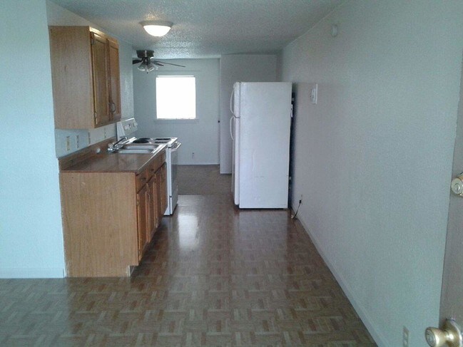 Cocina mirando hacia el área del dormitorio - Blue Sky Ranch