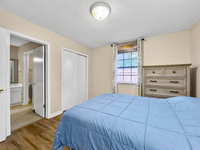 Building Photo - Spacious home featuring multiple bedrooms ...